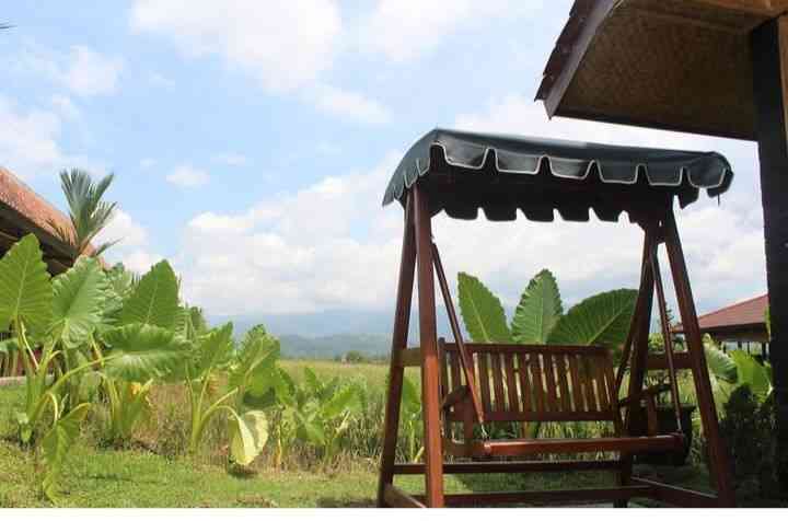 Foto tangkapan layar ig Saung ranggon: pemandangan sawah dan rel kereta