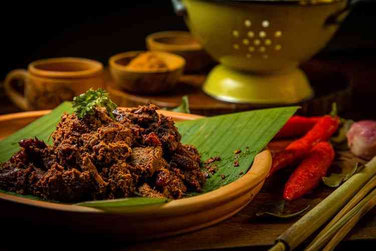 Kendati dinobatkan sebagai makanan terendak sedunia, rendang belum seutuhnya menggambarkan Nusantara. (sumber: Shutterstock/Wisnu Haryo Yudhanto)