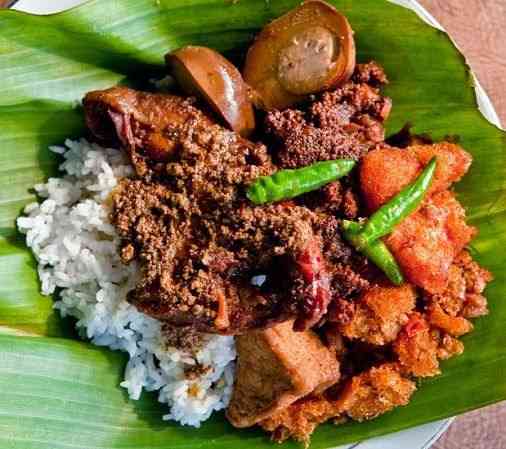   Gudeg khas Yogyakarta (sumber gambar : pinterest.com/kuepraktis.yaho-mart.com)