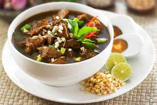 Ilustrasi gambar: sebuah menu makanan berkuah yaitu rawon daging. | Foto via bp-guide.id