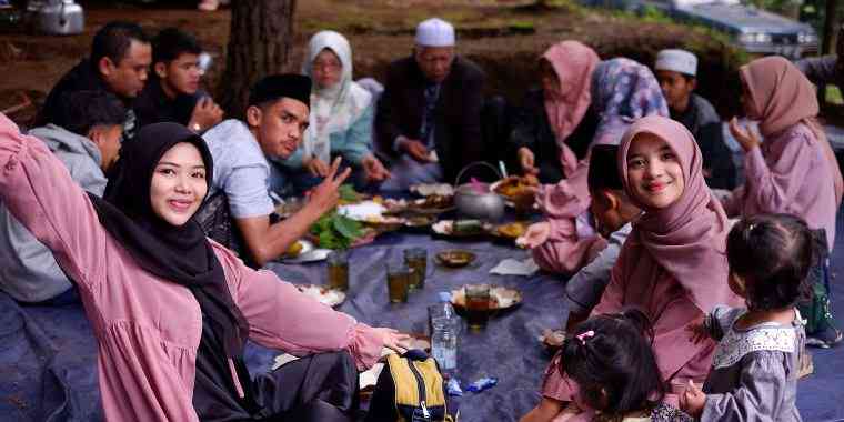 Suasana makan bersama (Doc. Kangmox)