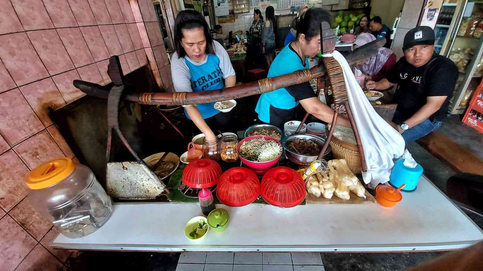 Menikmati Soto Kudus Bu Jatmi di Kudus. Dokpri.