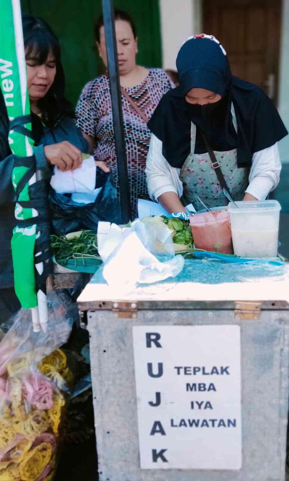 dok.pri Untung ada mbk Iya, kerinduan akan rujak teplak di kampung halaman terbayar sudah