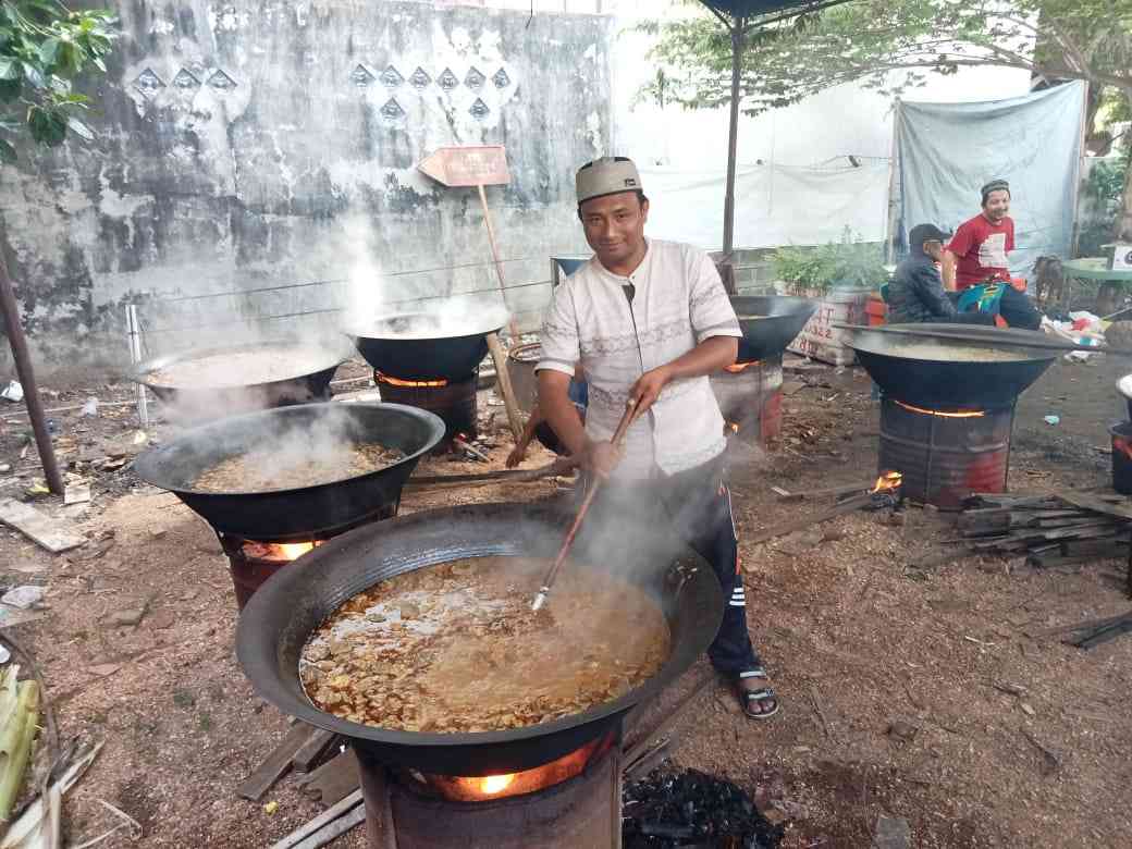 Suhaimi memasak kuah beulangong (dokpri)