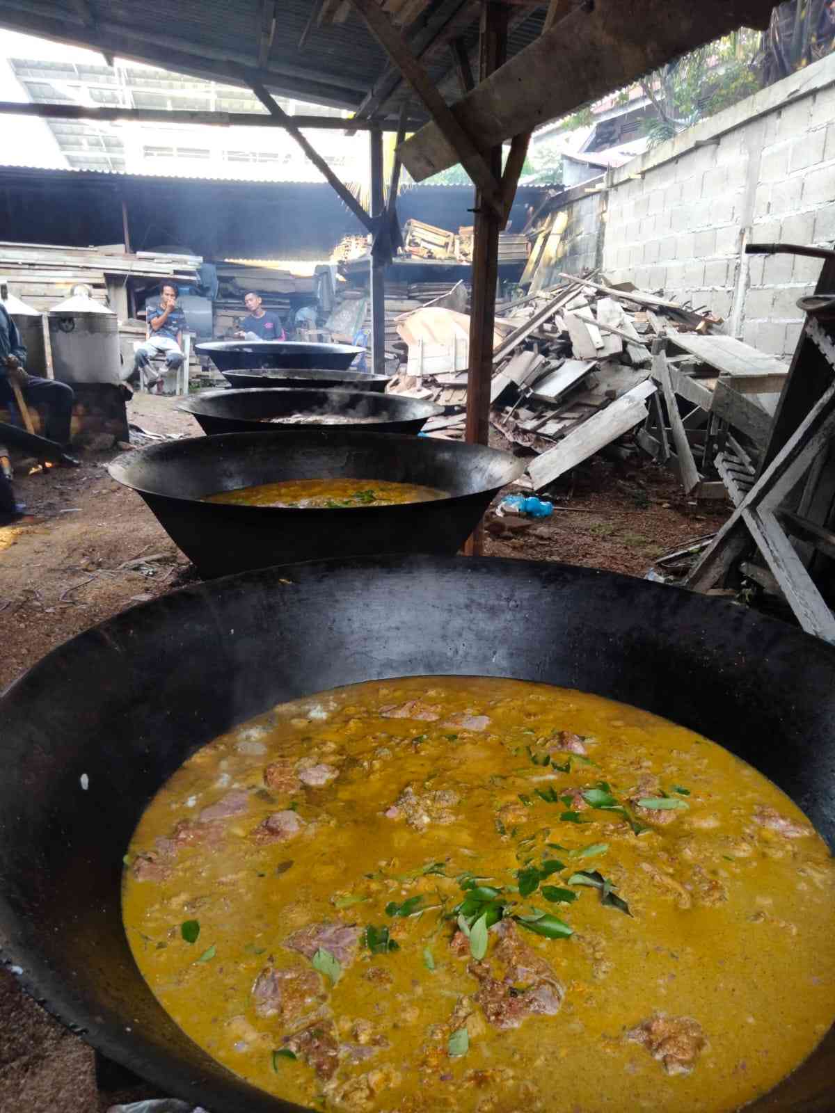 Proses memasak kuah beulangong [dokumentasi pribadi]