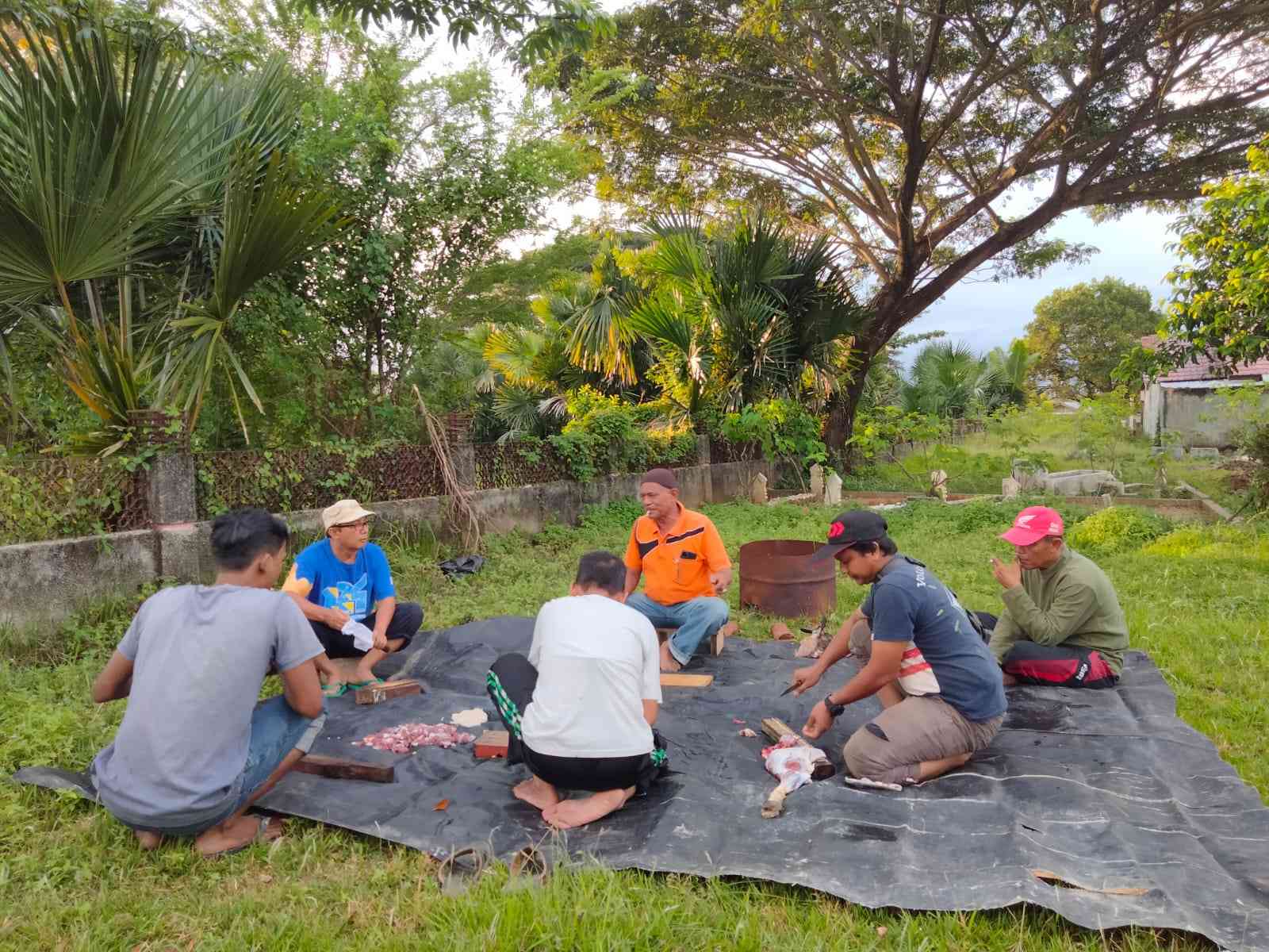 Masyarakay mempersiapkan daging kuah beulangong [dokumentasi pribadi]