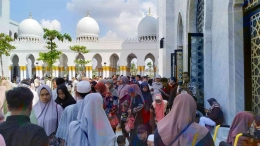 Banyaknya pengunjung ketika libur lebaran di masjid Raya Sheikh Zayed Solo (doc.pribadi/Ire Rosana Ullail)