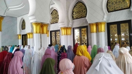 Barisan salat perempuan di masjid Sheikh Zayed  Solo (doc.pribadi/Ire Rosana Ullail)
