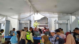 Antrian masuk masjid Sheikh Zayed Solo (doc.pribadi/Ire Rosana Ullail)