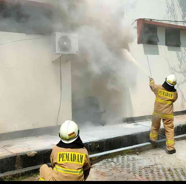 pemadam yang sedang bertugas pada hari raya lebaran. sumber : instagram@humasjakfire