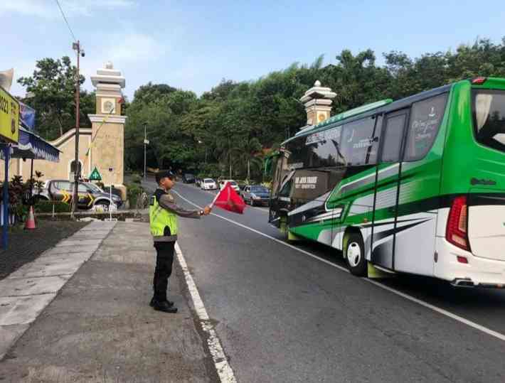 Anggota Polri yang sedang mengamakan arus mudik. sumber : instagram@poldajogja