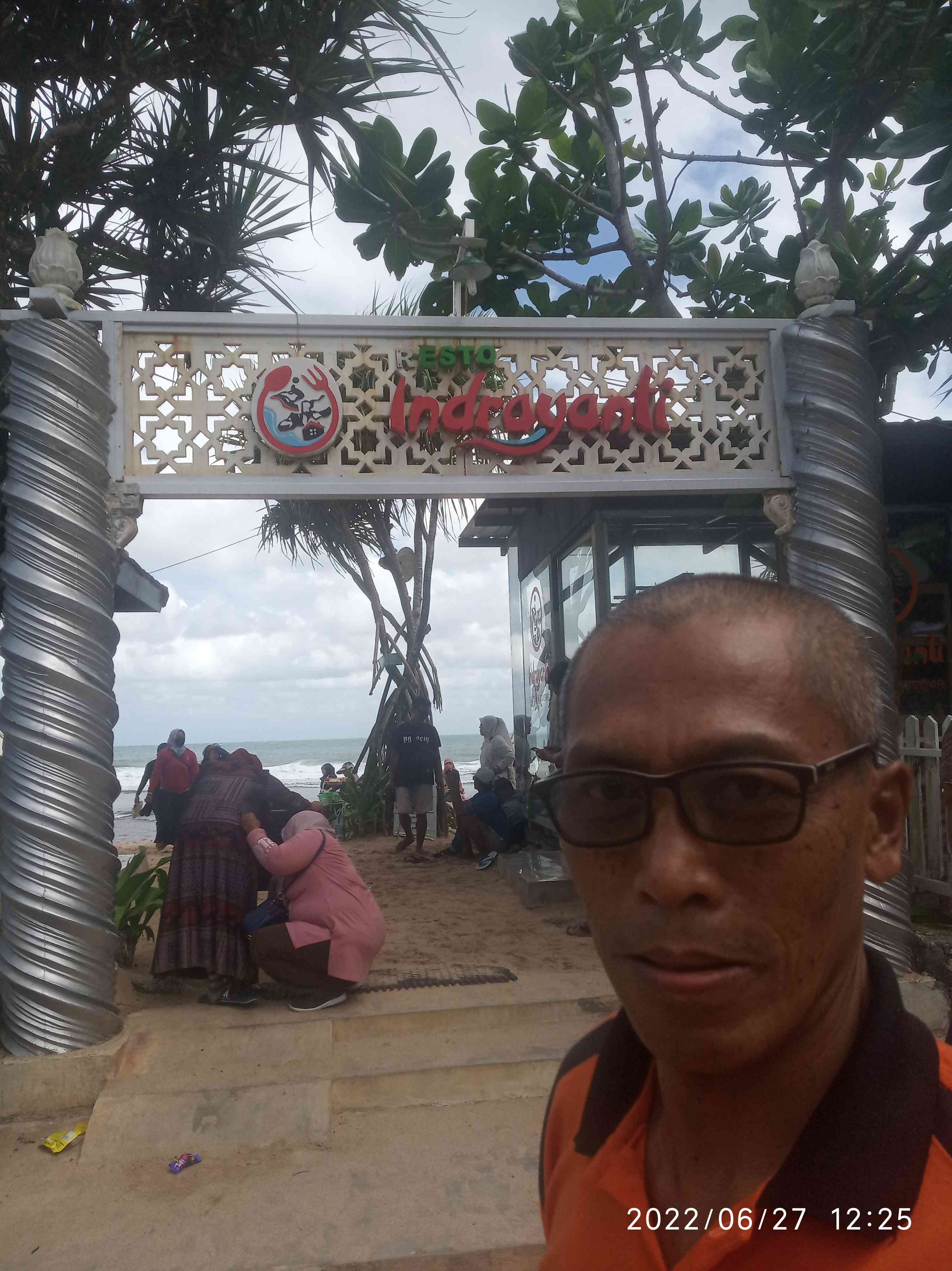 Pantai Indrayanti Cukup Populer (dokpri)