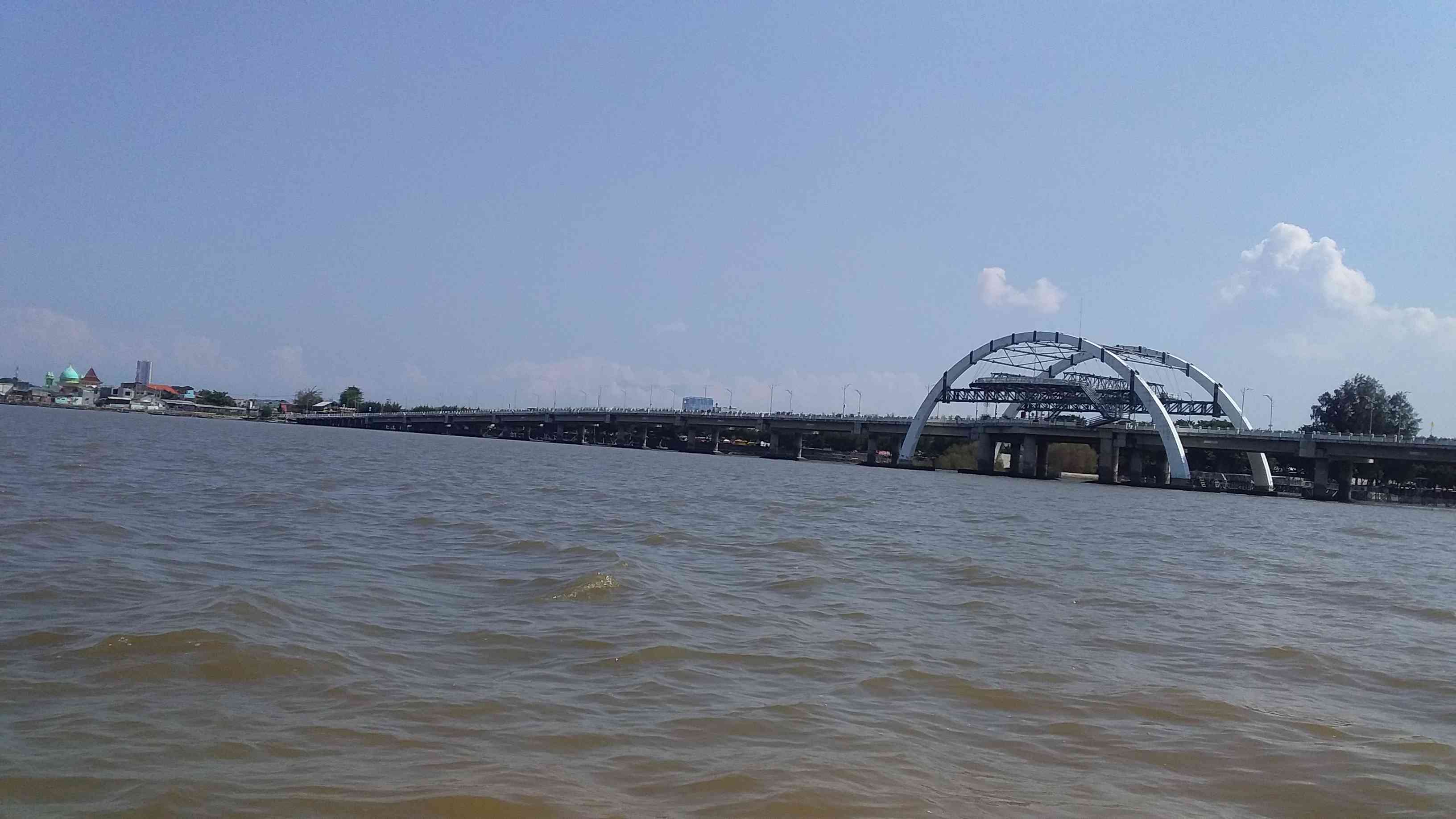 Jembatan Suroboyo dilihat dari atas Perahu, dokpri 