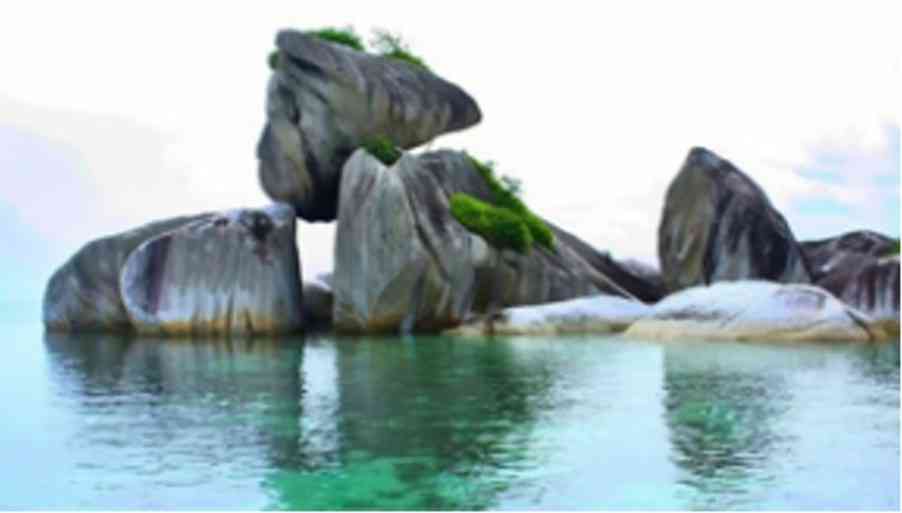 Pantai Tanjung Tinggi Belitung, sumber: https://www.belitunginfo.com/berita/pesona-laskar-pelangi-di-pantai-tanjung-tinggi-belitung/