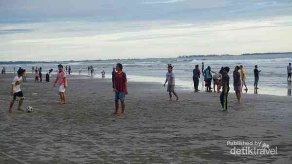 Pengunjung di Pantai Panjang Bengkulu/ foto:detik.com