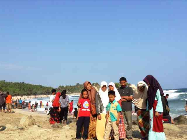 Foto Bareng di Pantai Klayar (dok. Bukanbocahbiasa.com)