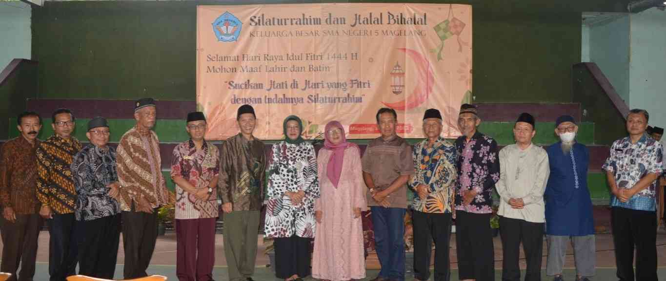 Foto bersama kepala sekolah, guru, tenaga kependidikan yang sudah purna tugas. Dokpri