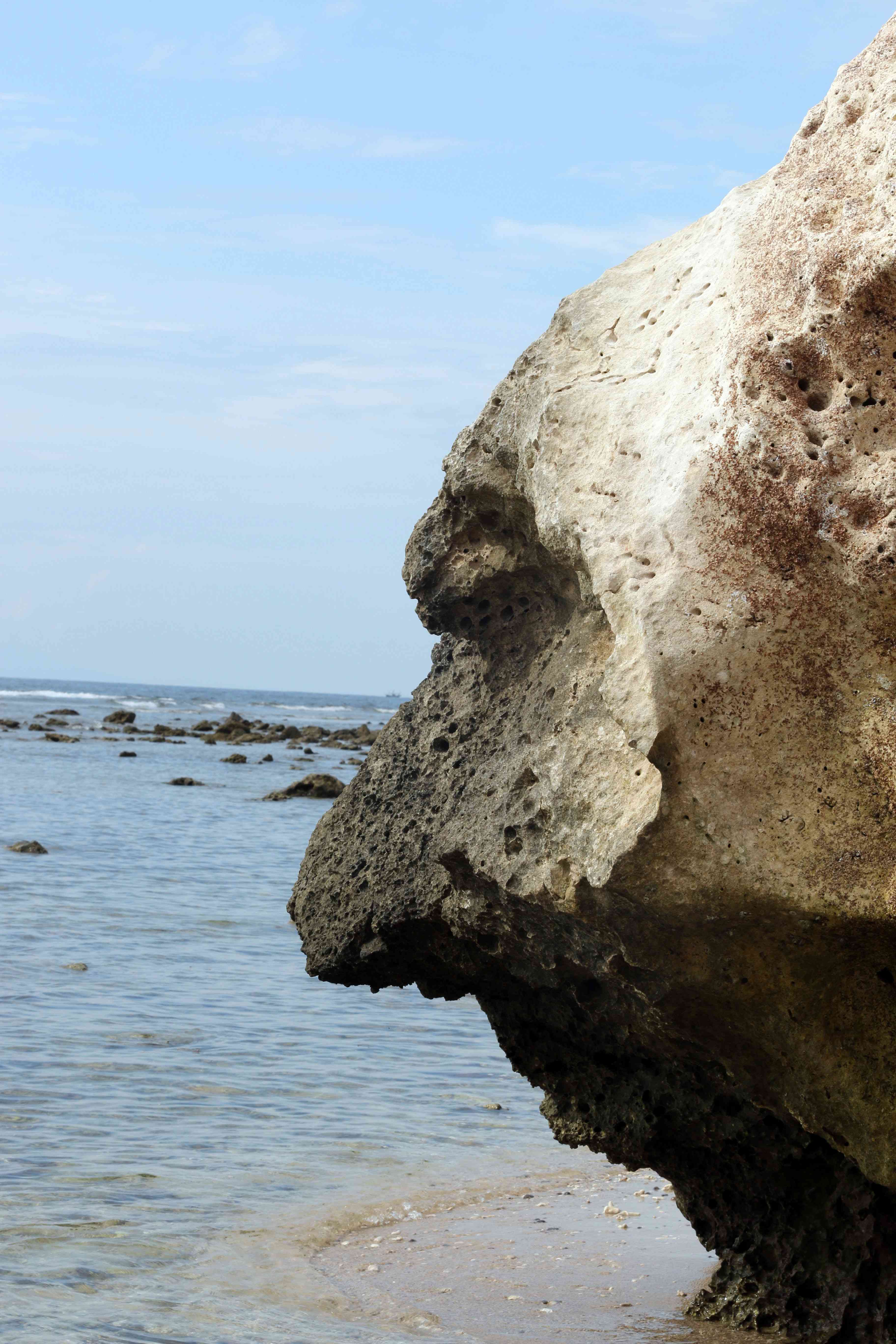 Batu karang berhidung mancung di pantai Batu Hideung, Tanjung Lesung (dok. Pribadi)