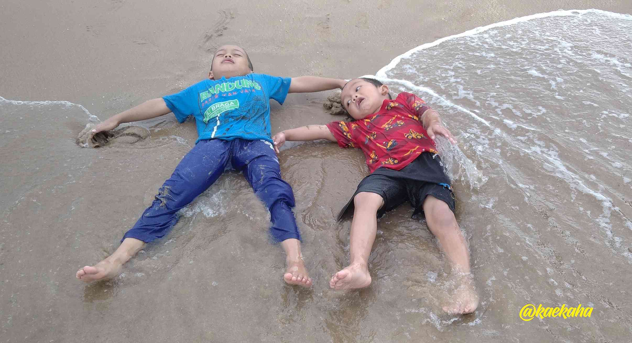 Serunya Bermain di Pantai 