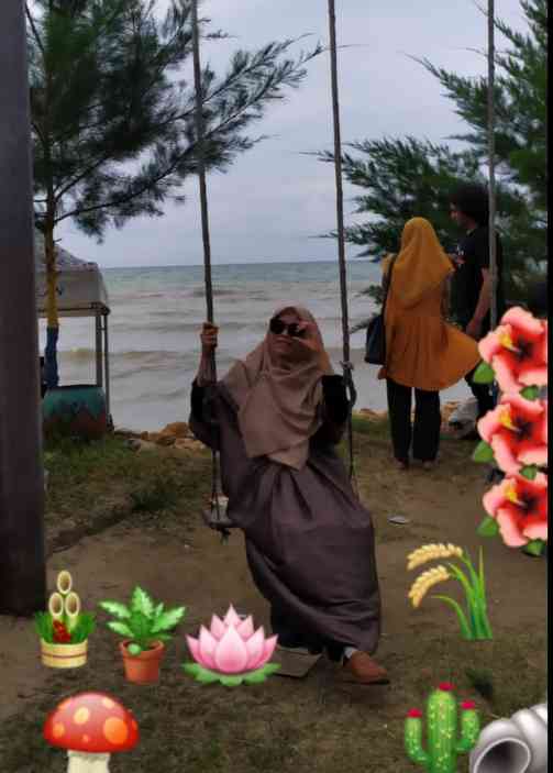 Bermain ayunan dengan latar belakang Pantai Tlangoh saat laut sedang pasang. Foto: Dokpri