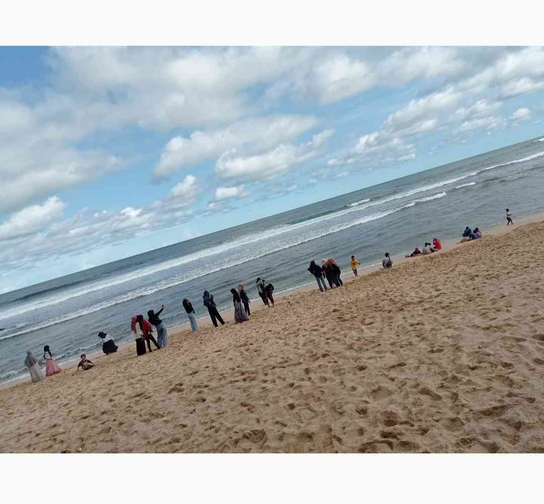 Foto dokumentasi 2 dengan potret miring menggambarkan keseruan pantai Slili di di Gunungkidul, Yogyakarta. | Foto Dokpri oleh M. Erik Ibrahim