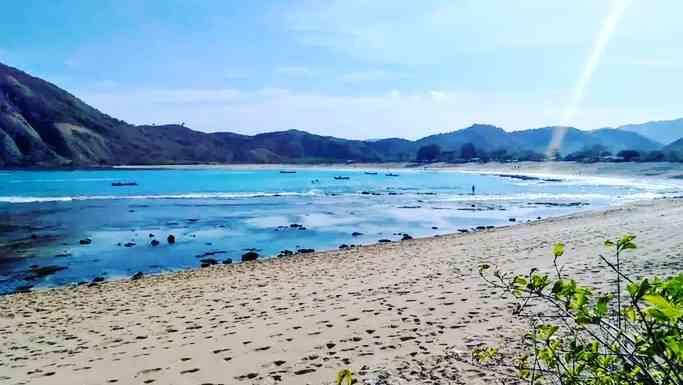 Pantai Mawun,  deretan bukit di sisi kiri dan kanan,  menjadikannya seperti air di dalam mangkok. Dokpri