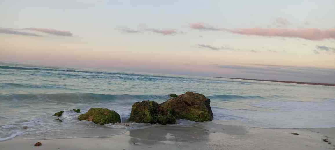 Pantai Kawona yang sepi dan indah membuatmu hanya ingin duduk menikmati (sumber gambar: dokumen pribadi) 