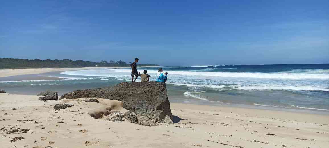 Anak-anak duduk di atas karang menikmati pantai Ratenggaro (sumber gambar: dokumen pribadi) 