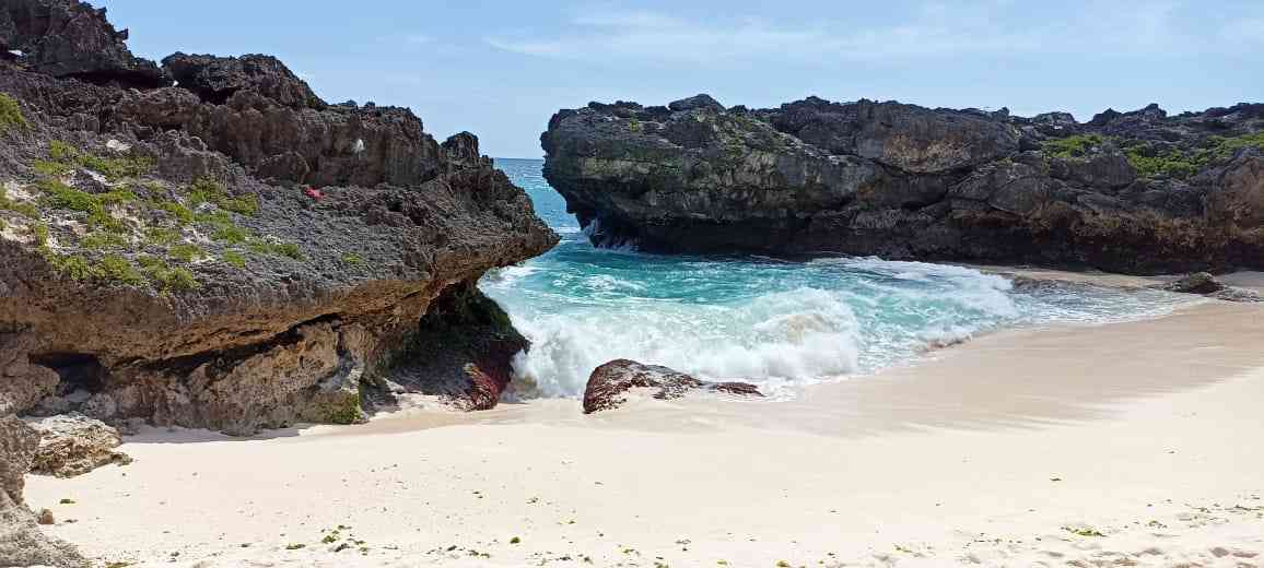 Pantai Mandorak memiliki karang besar berhadapan seperti pintu gerbang (sumber gambar: dokumen pribadi) 