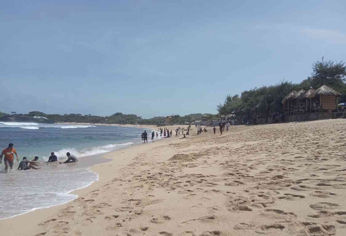 Menikmati Pasir Putih Pantai Slili (Dokpri)