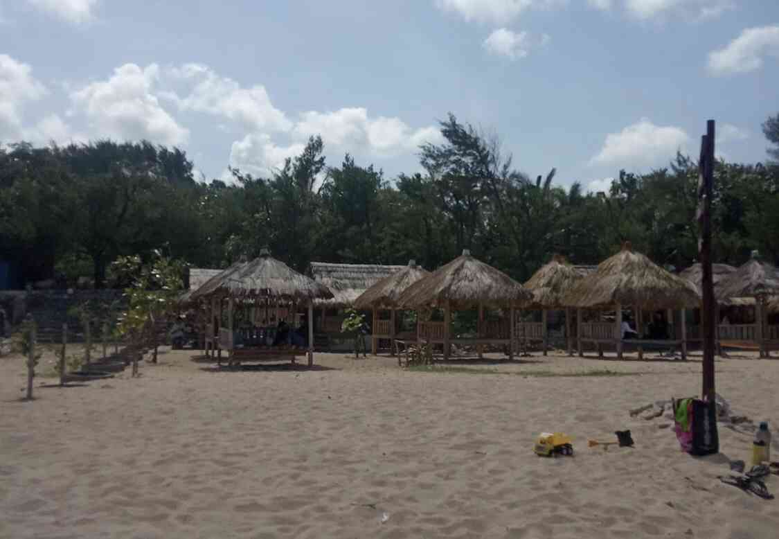 Menikmati Gazebo di Pantai Slili (Dokpri)