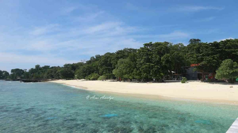 Pantai Lihaga yang airnya sejernih kristal foto: Arai Amelya