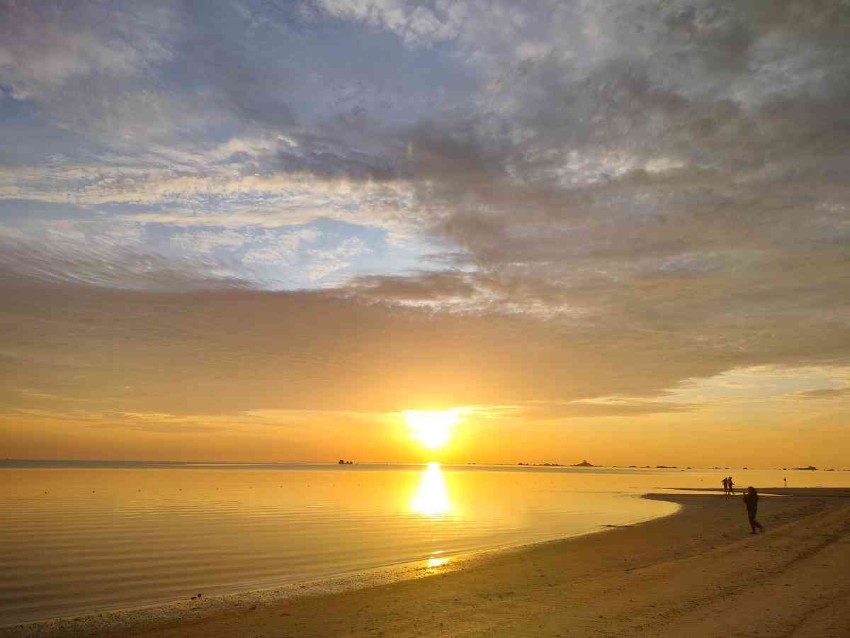 Matahari terbit di Pantai Trikora Bintan. | Foto Dokumentasi Pribadi.