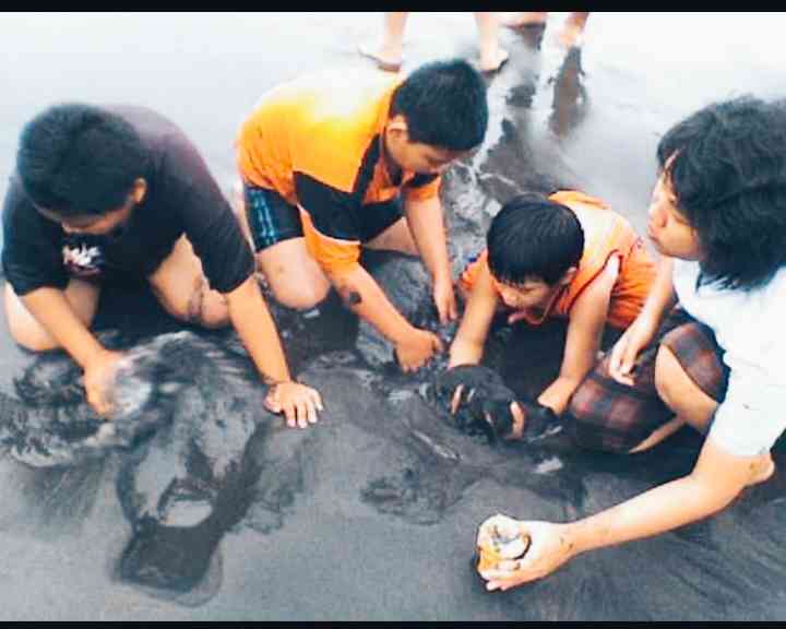 Bergembira bersama saudara di pantai Dewa Ruci (dokpri) 