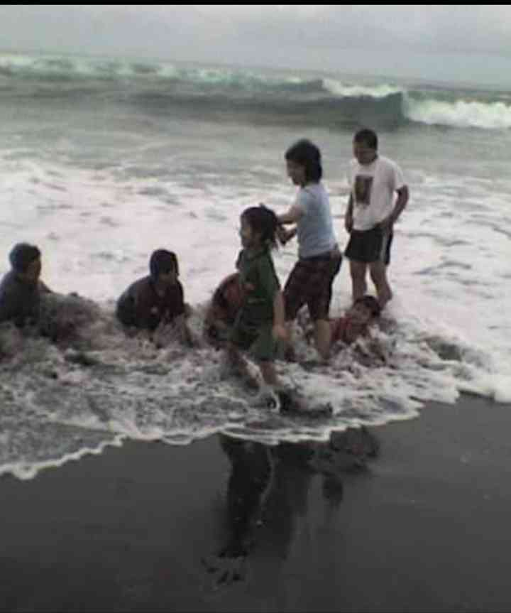 Bercengkrama bersama  keluarga saat mudik idul fitri di Pantai Dewa Ruci (dokpri) 