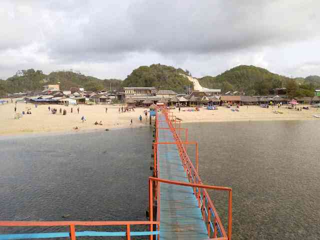 Jembatan menuju Pulau Drini (Dok. Didno)