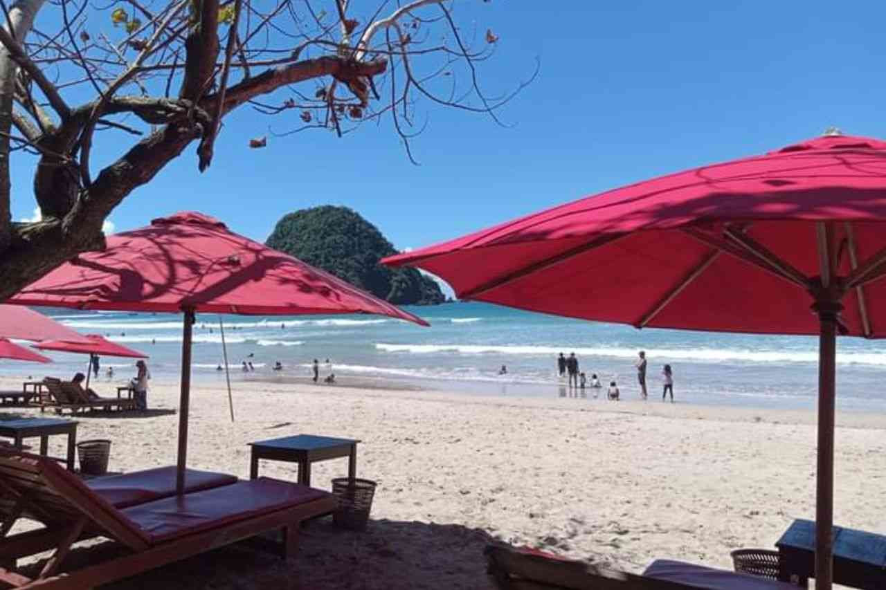 Pulau Merah menjadi pantai favorit saat liburan bareng keluarg (sumber gambar: Afin Yulia)