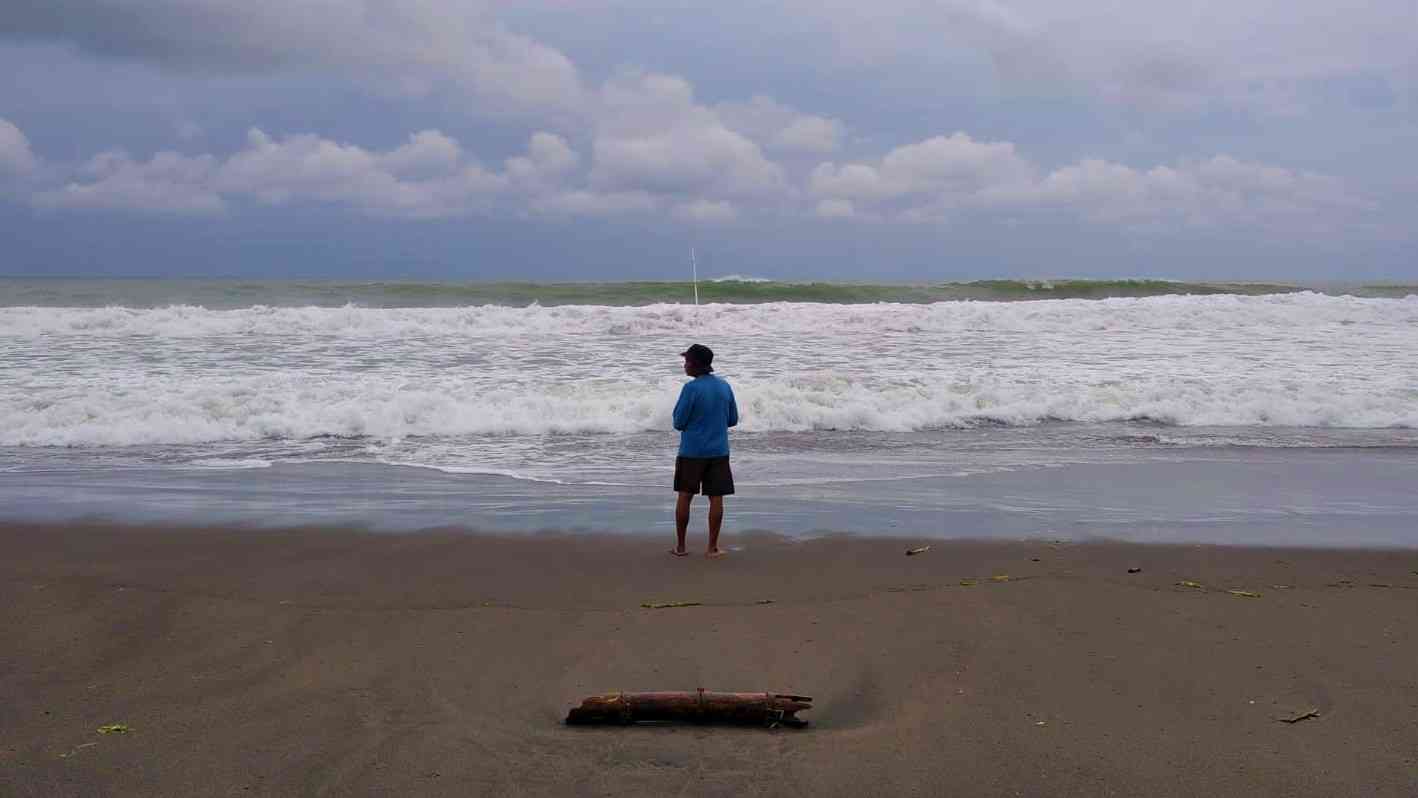 Memancing di Pantai (dok.windhu)