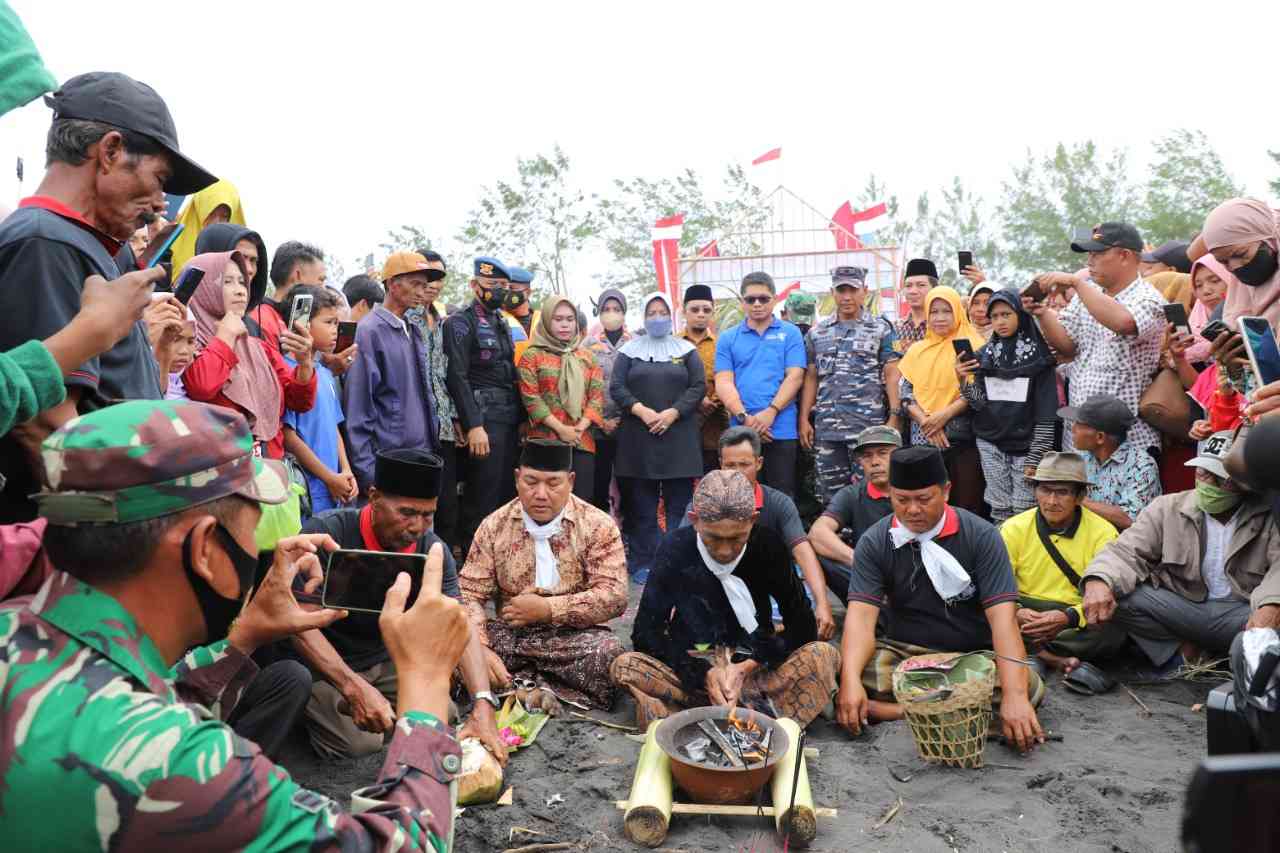 Sedekah Laut (https://purworejokab.go.id/)