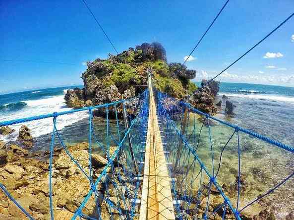 Jembatan pantai nglambor yang menghubungkan antar 2 pulau karang besar (nativeindoensia.com)