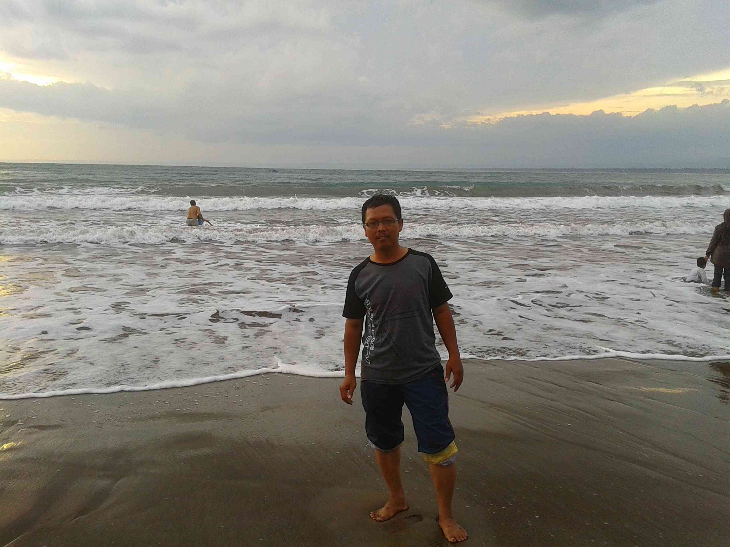 Penulis saat di pantai Pangandaran menjelang sunset/dokpri