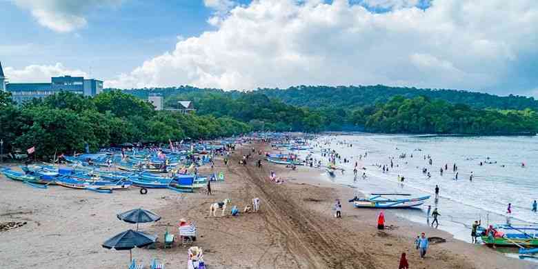 Keindahan pantai Pangandaran (Sumber: kompas.com)