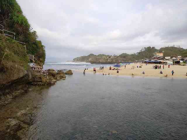 Airnya sangat jernih di Pantai Drini (Dok. Didno)
