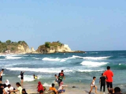 Pantai Klayar Pacitan yang magis dan memukau (dok.Bukanbocahbiasa.com)