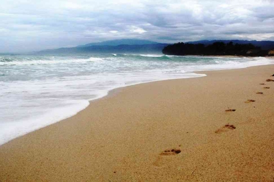 Pantai Krui, Lampung (pic. Dok pribadi Endah Kurnia Wirawati)