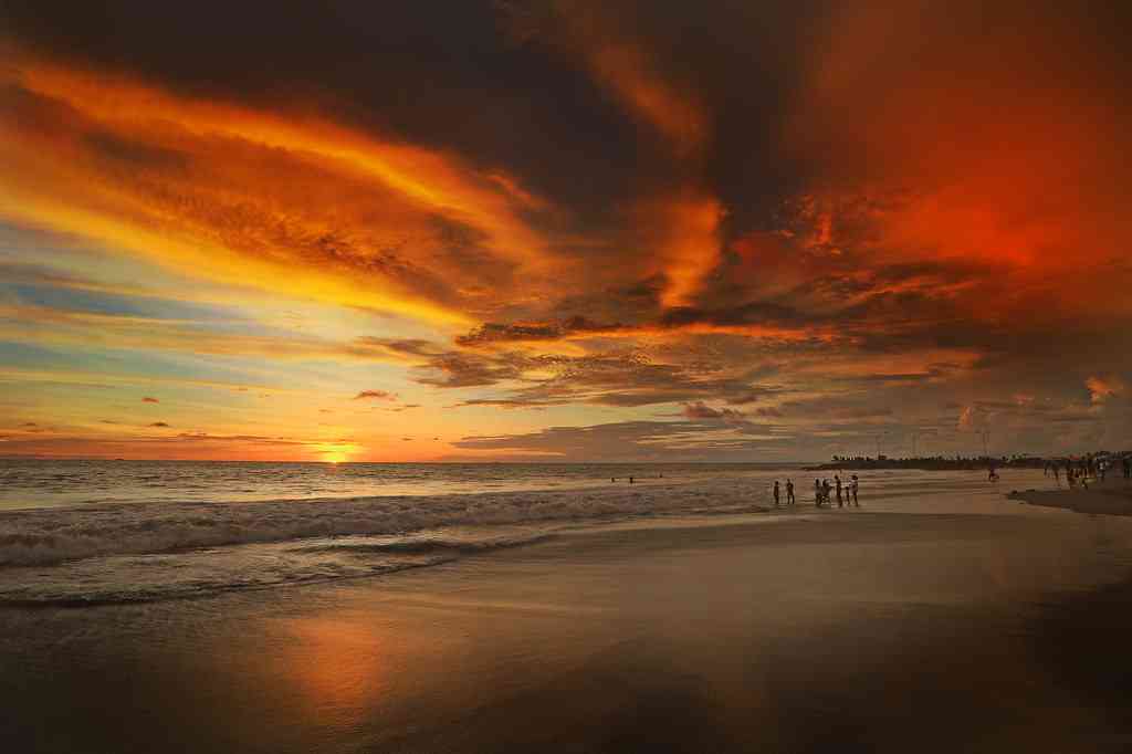 Pantai Purus, Padang (Sumber :staticflickr.com)