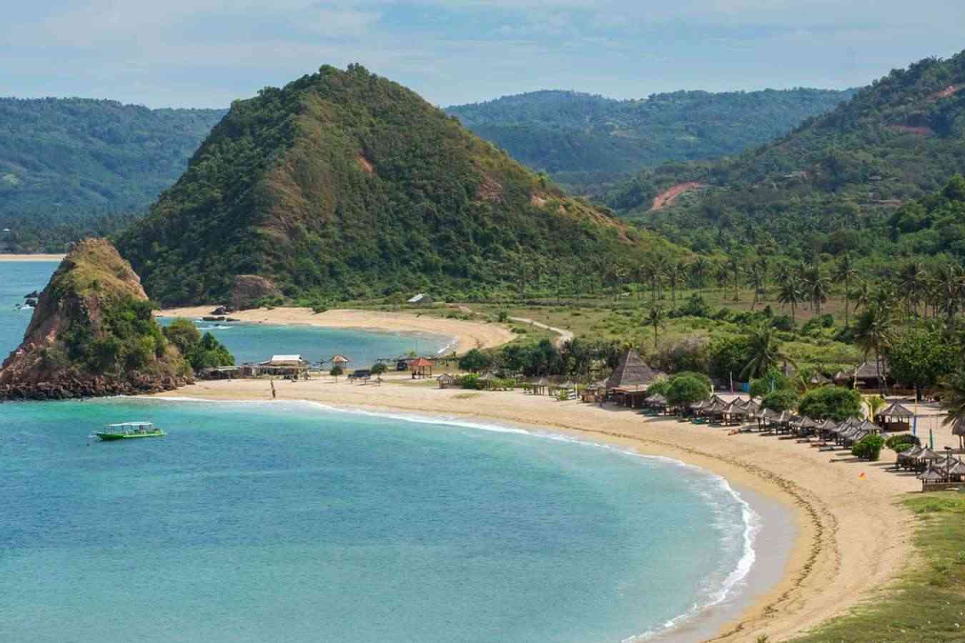 Pantai Kuta Lombok (Sumber: Shuttetstock)