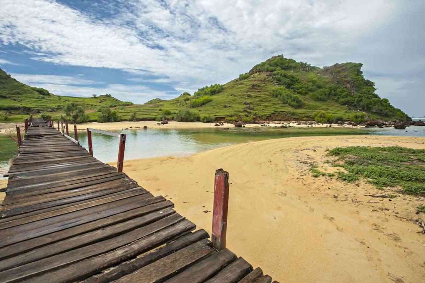 Pantai Seger (Sumber: Shutterstock)