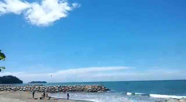 Birunya Pantai Padang, Sumatera Barat. Foto: Sofiah.