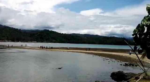 Pantai Air Manis jika dipotret pada sore hari dari pulau. Foto: Sofiah.